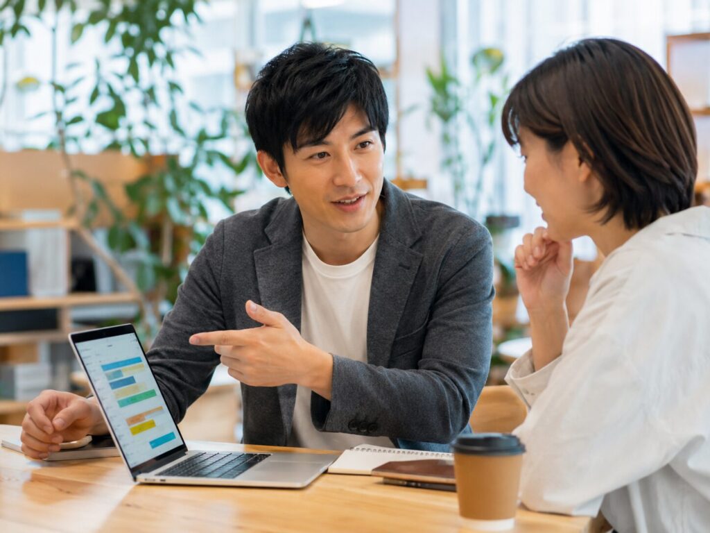 アイディアを説明する男性