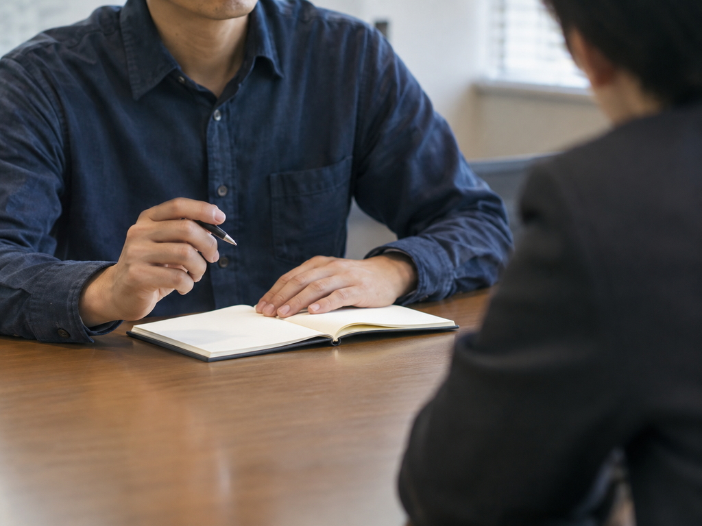 質問の回答に窮する男性